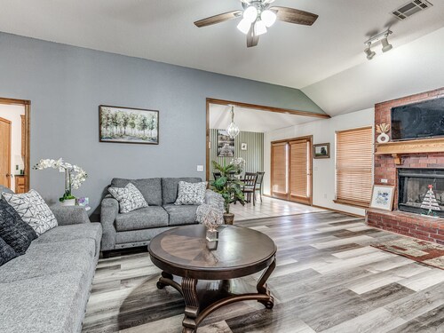 COZY FAMILY SIZED 3 BEDROOM NEAR MIDWEST CITY REGIONAL PARK,TINKER AIRFORCE BASE