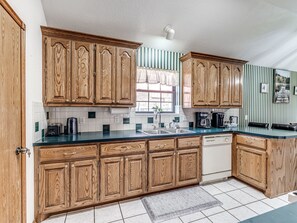 Réfrigérateur, four à micro-ondes, un four, surface de cuisson