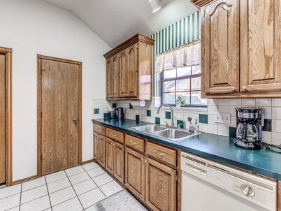 COZY FAMILY SIZED 3 BEDROOM NEAR MIDWEST CITY REGIONAL PARK,TINKER AIRFORCE BASE