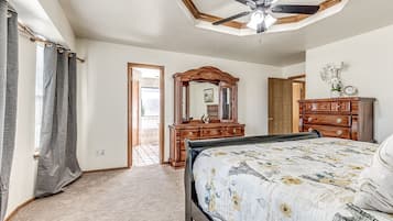 3 bedrooms, desk, iron/ironing board, free WiFi