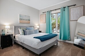 Escritorio, tabla de planchar con plancha, cuna de viaje y wifi gratis