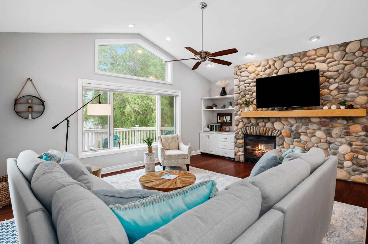 Een smart-tv, een open haard, videogames en een tafeltennistafel