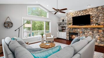 Een smart-tv, een open haard, videogames en een tafeltennistafel