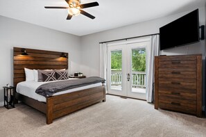 Escritorio, tabla de planchar con plancha, cuna de viaje y wifi gratis 