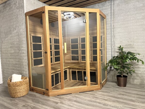 Una habitación de esquina con un armario de madera, una planta en maceta y una cesta tejida.