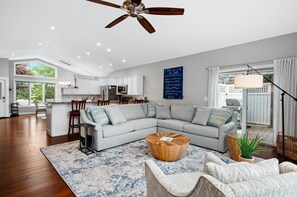 Una Smart TV, una chimenea, videojuegos, una mesa de tenis de mesa