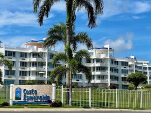 Ein mehrstöckiges Hotel mit dem Schriftzug "Costa Esmeralda".