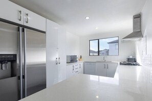 Kylskåp, mikrovågsugn, ugn och spishäll