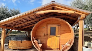 Une cabane en bois dotée d’un intérieur circulaire, d’une porte en bois et d’une petite fenêtre.