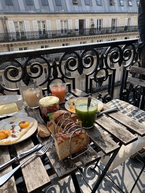Outdoor dining - Luxurious 140sqm in the Heart of Paris - Ideal Olympic Games Stay for 6-8 Guests (Paris)