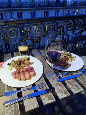 Outdoor dining - Luxurious 140sqm in the Heart of Paris - Ideal Olympic Games Stay for 6-8 Guests (Paris)