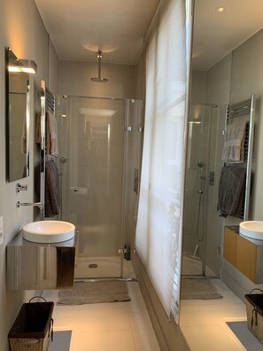 Hair dryer, towels, soap, toilet paper - Luxurious 140sqm in the Heart of Paris - Ideal Olympic Games Stay for 6-8 Guests (Paris)