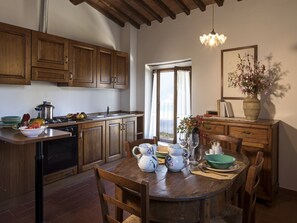 Réfrigérateur, four, chaise haute, tables à manger