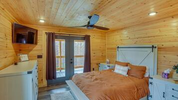 3 bedrooms, desk, iron/ironing board, travel crib