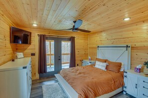 3 bedrooms, desk, iron/ironing board, travel cot - Celina Cabin w/ View of Dale Hollow Lake! (Hilham)