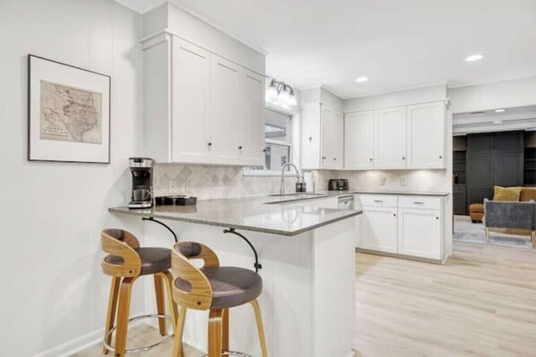 Fridge, microwave, oven, stovetop - The Pershing House: 1 mile to Kyle Field (College Station)