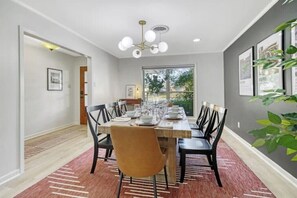 Dining - The Pershing House: 1 mile to Kyle Field (College Station)