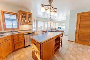 Fridge, microwave, oven, stovetop - Water's Edge: Endless Summer on Lake Michigan – Book Your Beach Getaway! (Gulliver)