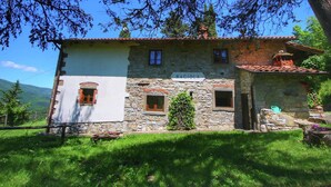A rustic stone building with a sign reading "RACIOLA". - Farmhouse with pool,Ortignano (Ortignano)