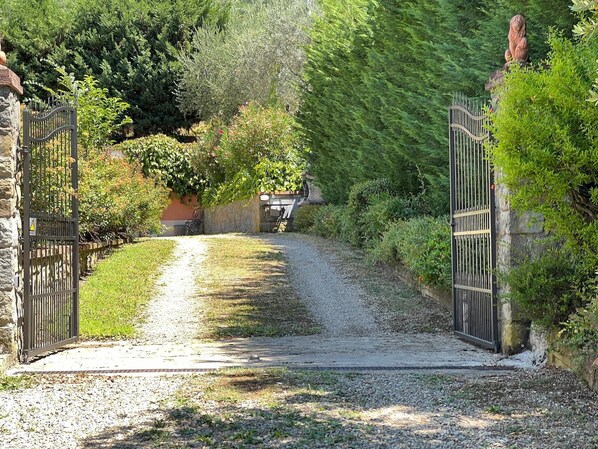 Property grounds - Villa in Tuscany with pool (Loro Ciuffenna)