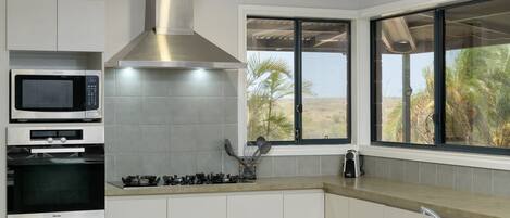 Refrigerador, microondas, horno y parrilla de estufa