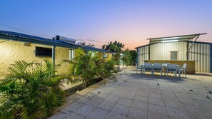 Outdoor dining - 79 Nimitz Street - Pool and Pet Friendly (Exmouth)
