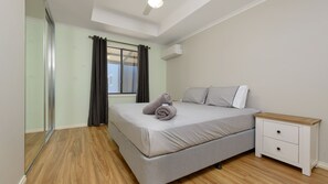 4 bedrooms, bed sheets