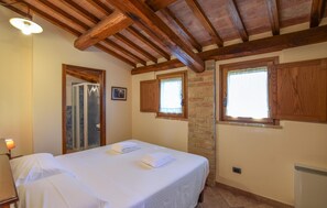 2 bedrooms, travel crib, free WiFi, bed sheets - Stunning home in Montebuono with WiFi (Montebuono)