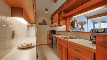 Wasserkocher mit Kaffee-/Teezubehör, Kühlschrank, Mikrowelle, Ofen