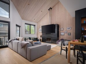 スマートテレビ、暖炉、書斎 / ワークスペース