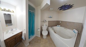 Jetted bath, towels, soap, toilet paper - Cozy, family-sized home close to hospital  (Moncton)