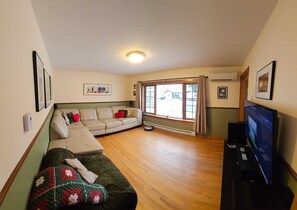 TV, fireplace, books - Cozy, family-sized home close to hospital  (Moncton)