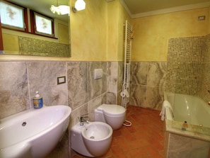 Shower, bidet, towels