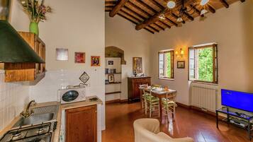 Frigorifero, microonde, forno, piano cottura