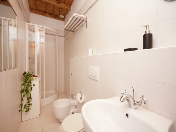 Un baño moderno con ducha, inodoro y lavamanos.