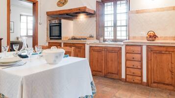 KĂŒhlschrank, Mikrowelle, Ofen, Herdplatte