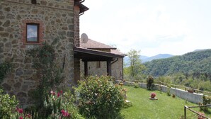 A stone building with a garden and a view of the mountains. - Holiday Home in Mulazzo near Tuscan Castles (Mulazzo)