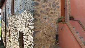 A stone building with a rustic appearance, featuring a wooden door and windows. - Holiday Home in Mulazzo near Tuscan Castles (Mulazzo)