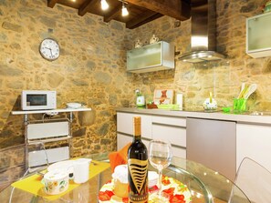 Frigorifero, microonde, piano cottura, lavastoviglie