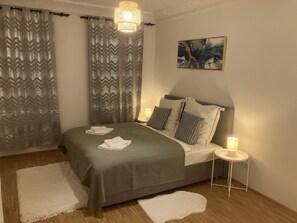 3 bedrooms, desk, iron/ironing board, travel crib