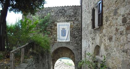 Cozy 2-Bed Apartment, Petrella