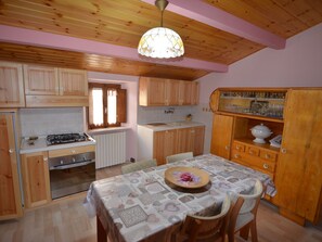 Réfrigérateur, plaque de cuisson, lave-vaisselle, cafetière/bouilloire