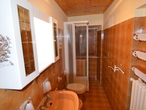 Shower, bidet - Apartment in Petrella Guidi with Garden Views (Petrella Guidi)