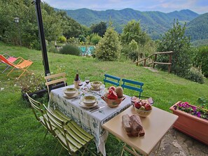 Outdoor dining - Holiday Home in Apecchio with Pool & Terrace (Apecchio)