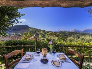 Outdoor dining - Relaxing Retreat with bike access (Monte san Martino)