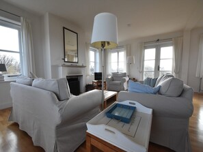 TV, fireplace, DVD player, stereo - Villa in Midsland near the Sea (Midsland Terschelling)