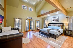 5 quartos, escrivaninha, ferros/tábuas de passar roupa, berço de viagem