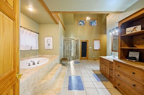 Secador de cabelo, toalhas de banho