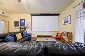 Älytelevisio, takka, videopelejä, pöytäjalkapallopöytä