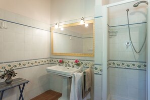 Dusche, Haartrockner, Bidet